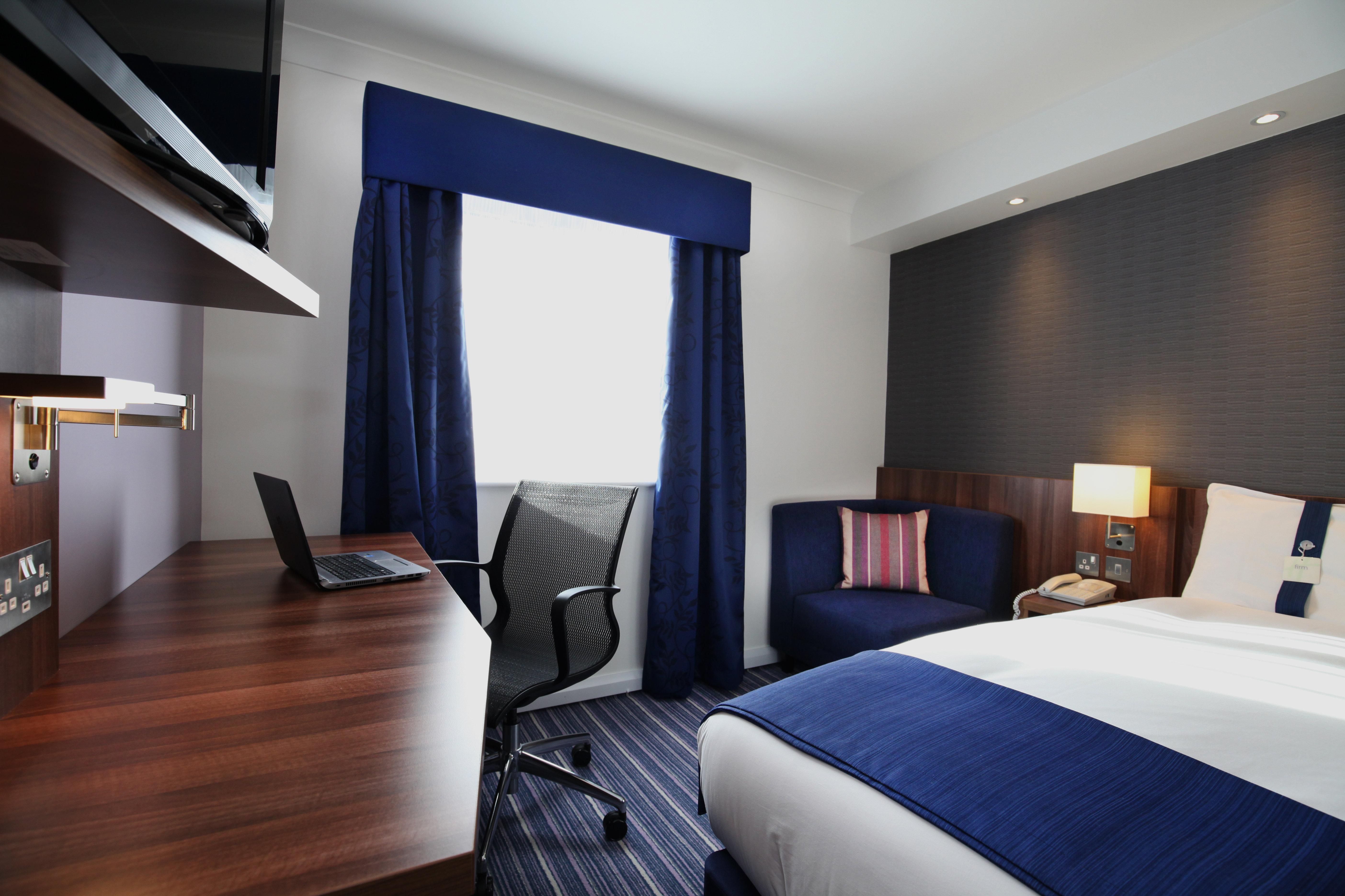 Holiday Inn Express London Gatwick Crawley, An Ihg Hotel Ngoại thất bức ảnh