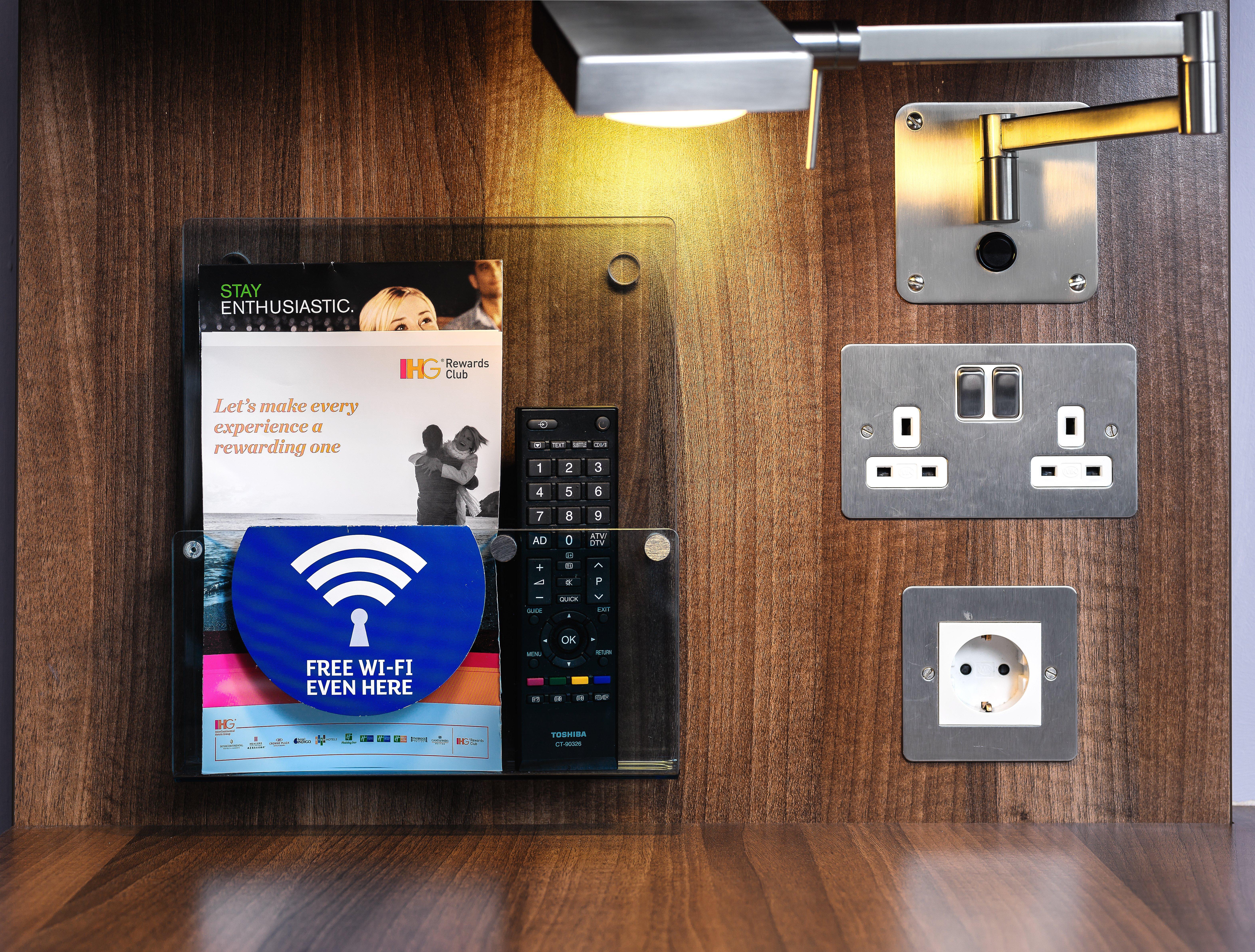 Holiday Inn Express London Gatwick Crawley, An Ihg Hotel Ngoại thất bức ảnh