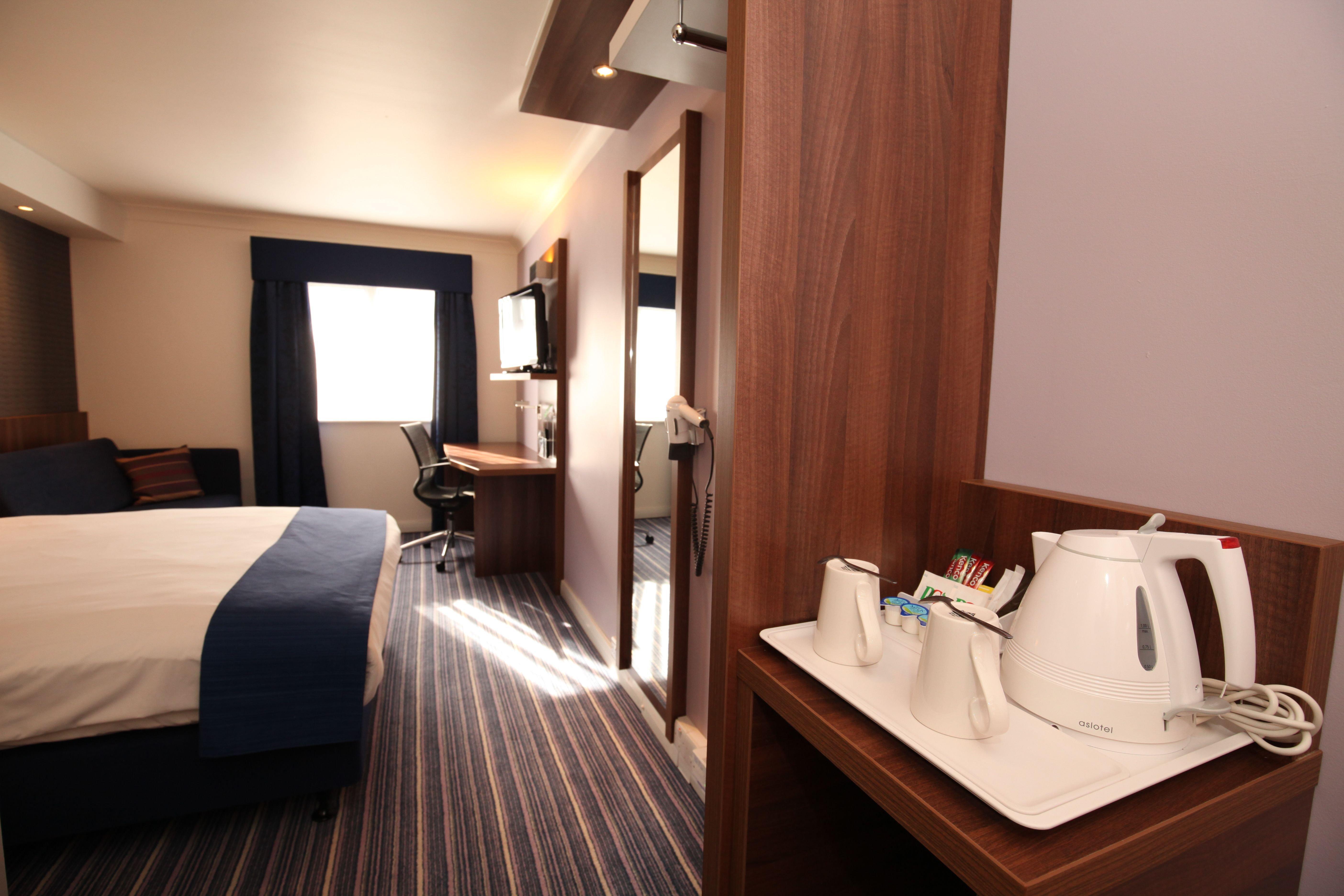 Holiday Inn Express London Gatwick Crawley, An Ihg Hotel Ngoại thất bức ảnh