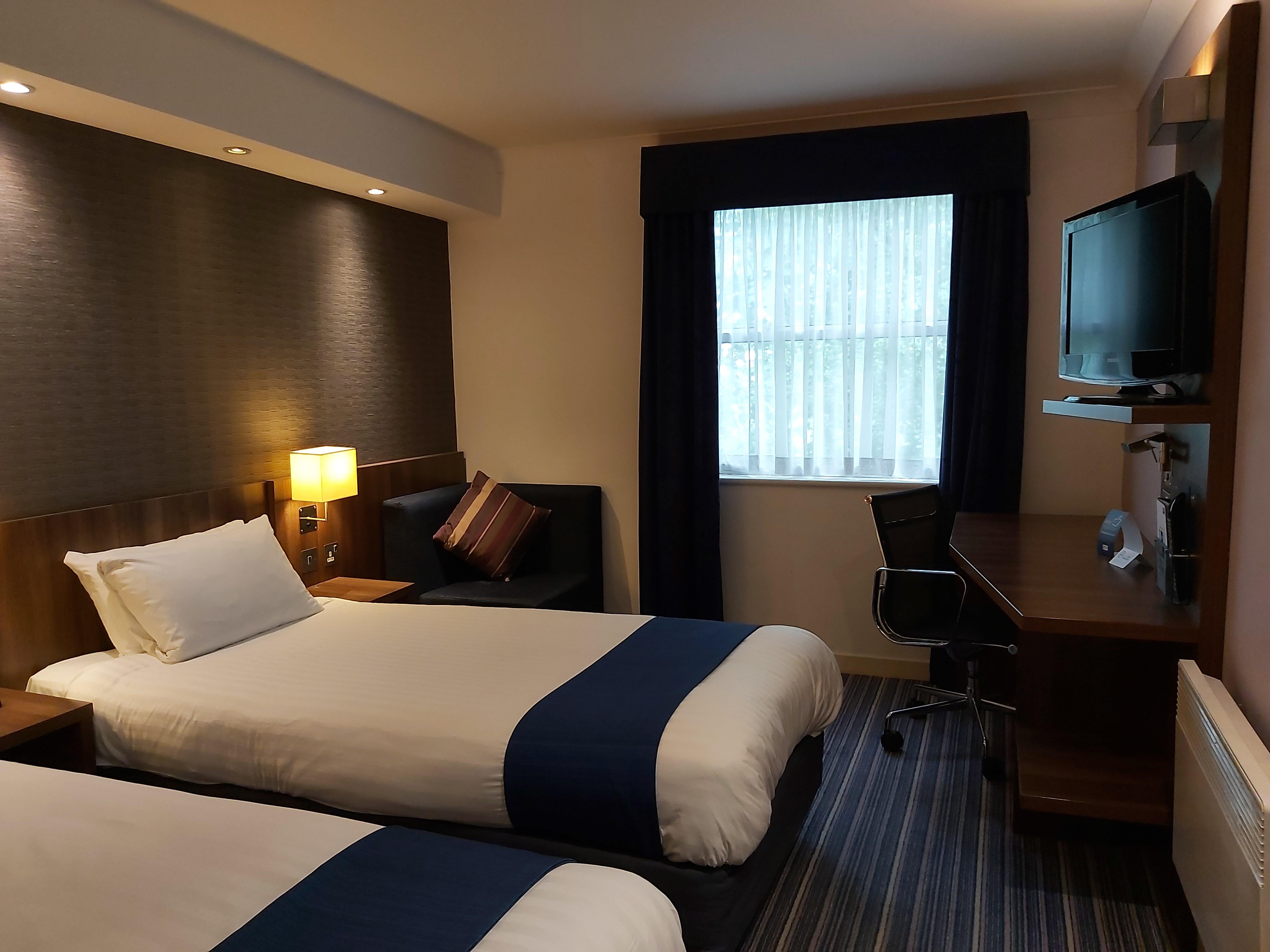 Holiday Inn Express London Gatwick Crawley, An Ihg Hotel Ngoại thất bức ảnh