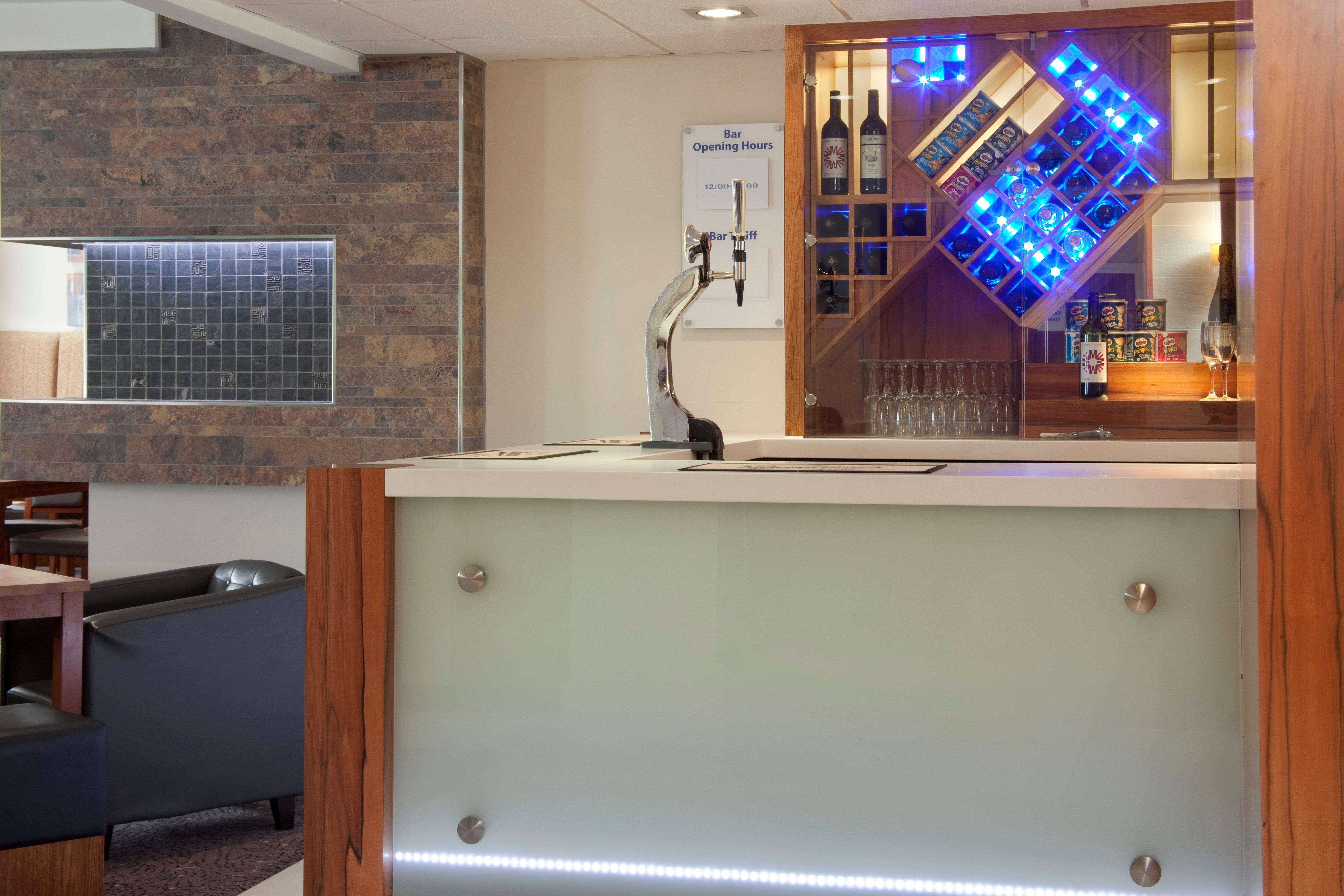 Holiday Inn Express London Gatwick Crawley, An Ihg Hotel Ngoại thất bức ảnh