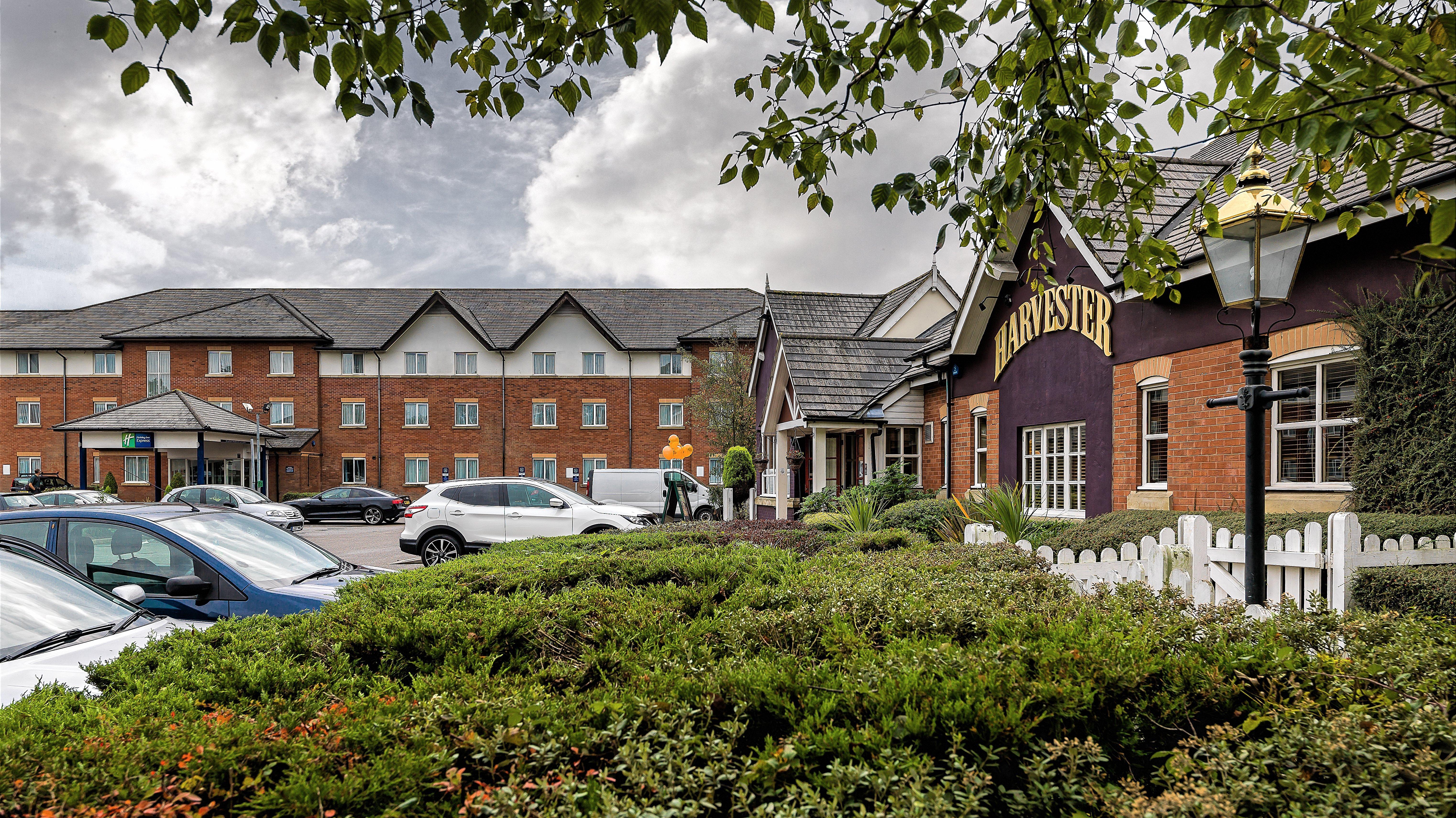 Holiday Inn Express London Gatwick Crawley, An Ihg Hotel Ngoại thất bức ảnh