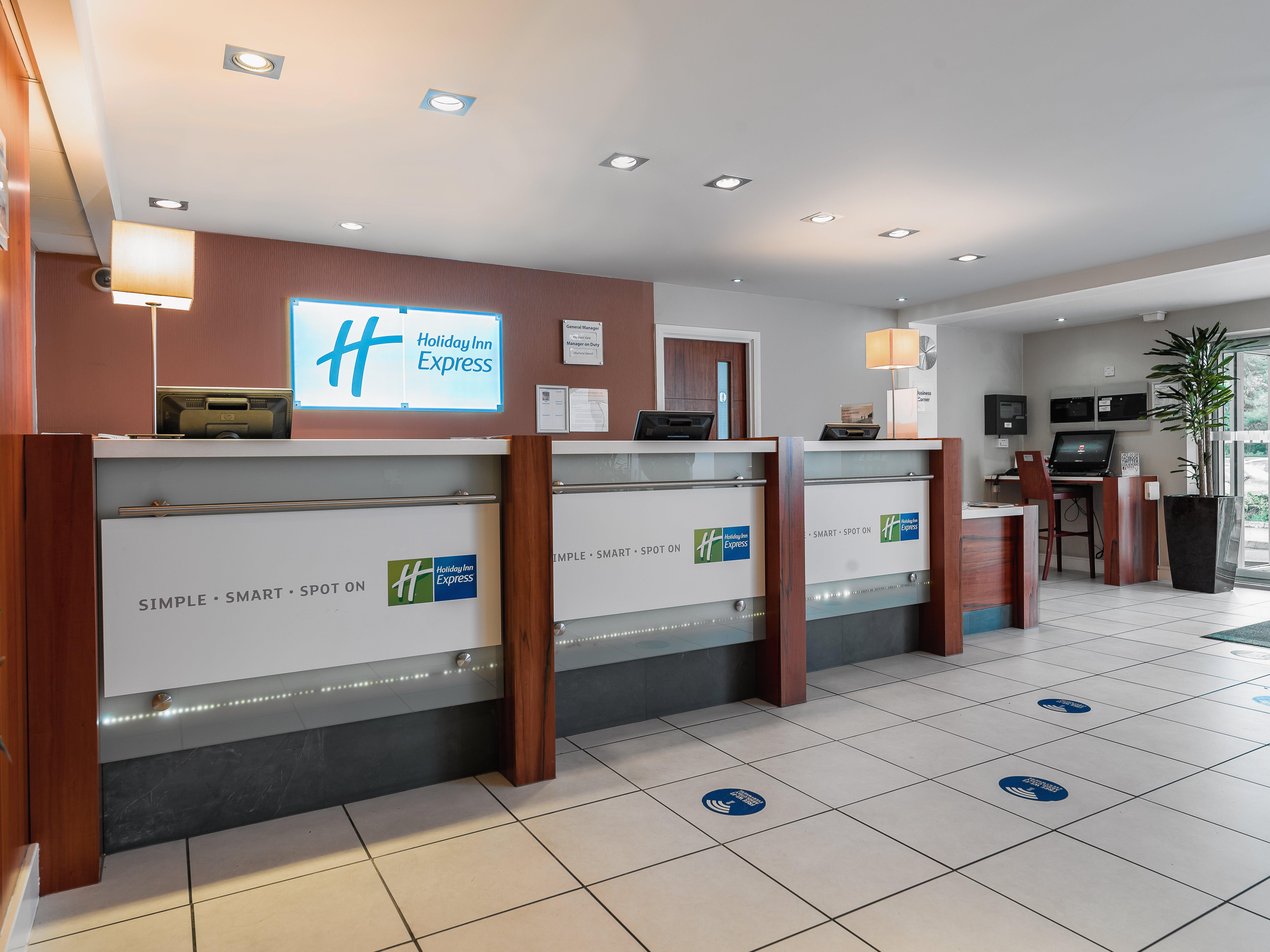 Holiday Inn Express London Gatwick Crawley, An Ihg Hotel Ngoại thất bức ảnh