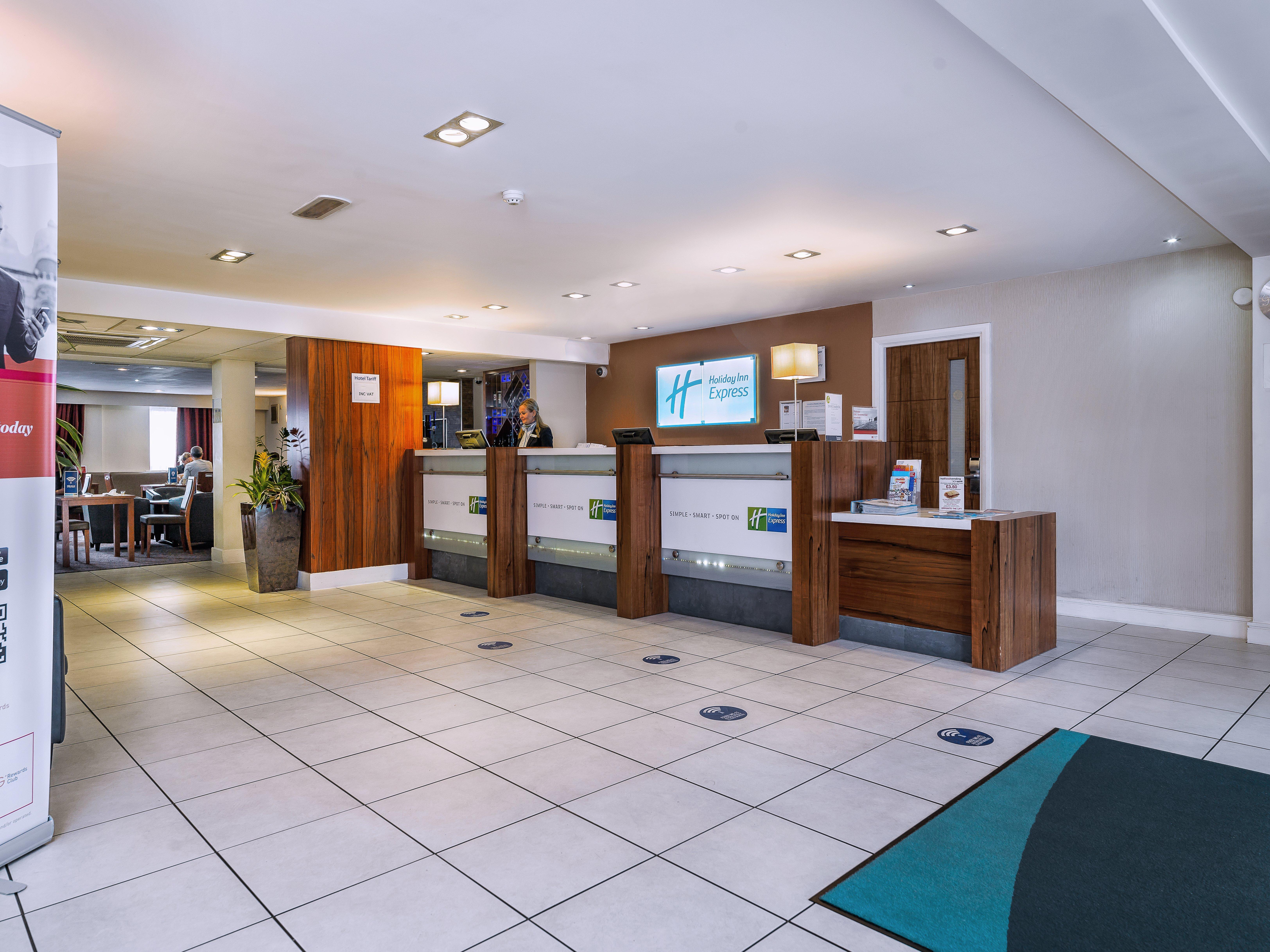 Holiday Inn Express London Gatwick Crawley, An Ihg Hotel Ngoại thất bức ảnh