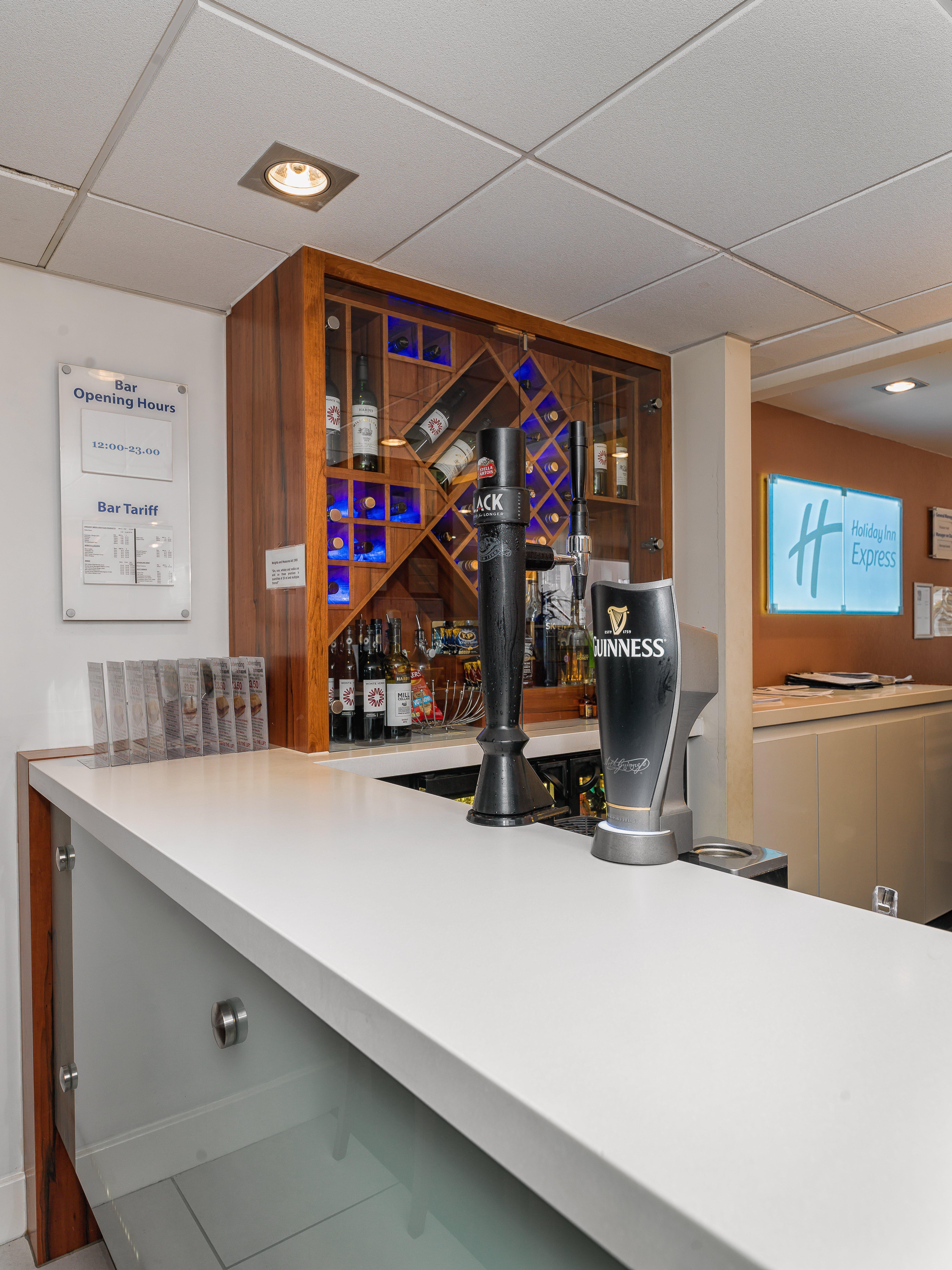 Holiday Inn Express London Gatwick Crawley, An Ihg Hotel Ngoại thất bức ảnh