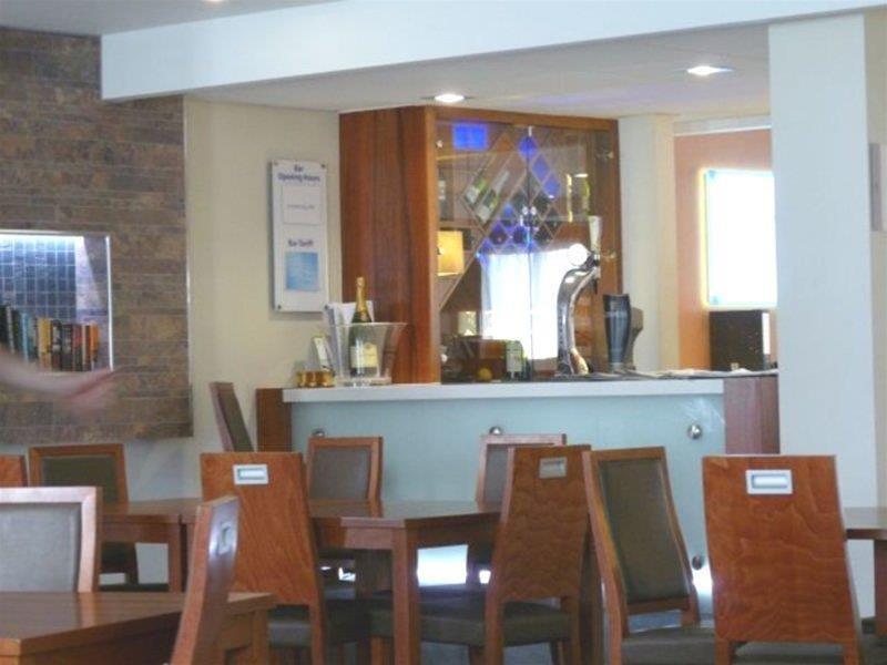 Holiday Inn Express London Gatwick Crawley, An Ihg Hotel Ngoại thất bức ảnh