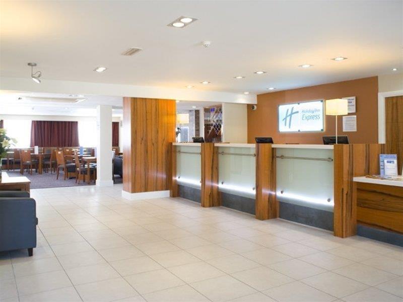 Holiday Inn Express London Gatwick Crawley, An Ihg Hotel Ngoại thất bức ảnh