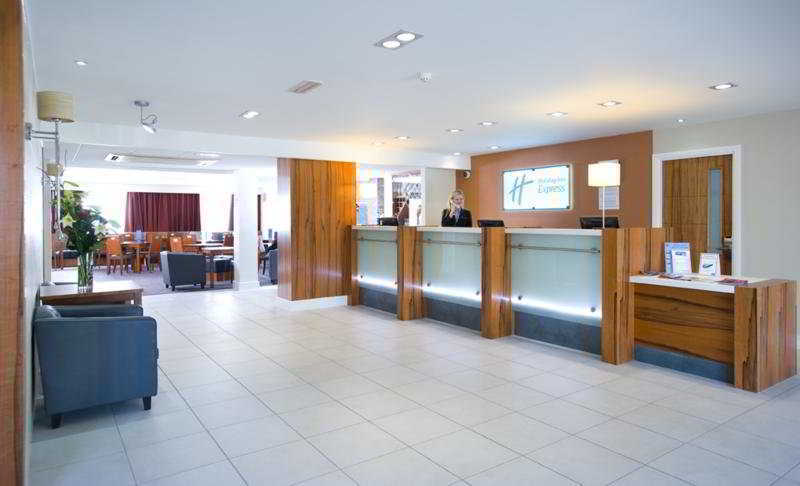 Holiday Inn Express London Gatwick Crawley, An Ihg Hotel Ngoại thất bức ảnh