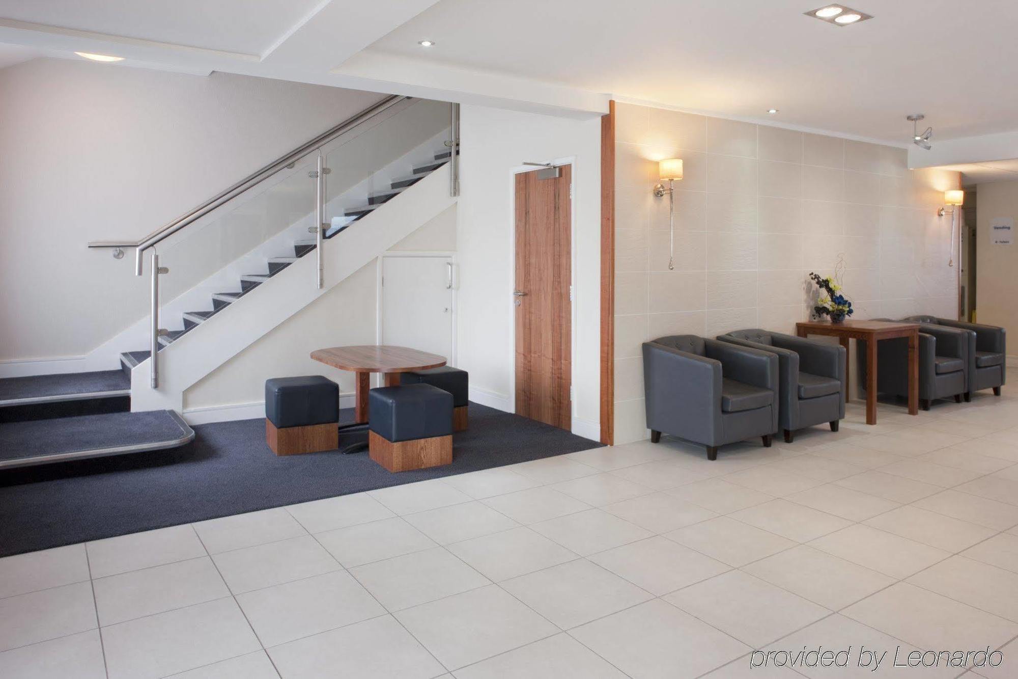 Holiday Inn Express London Gatwick Crawley, An Ihg Hotel Ngoại thất bức ảnh