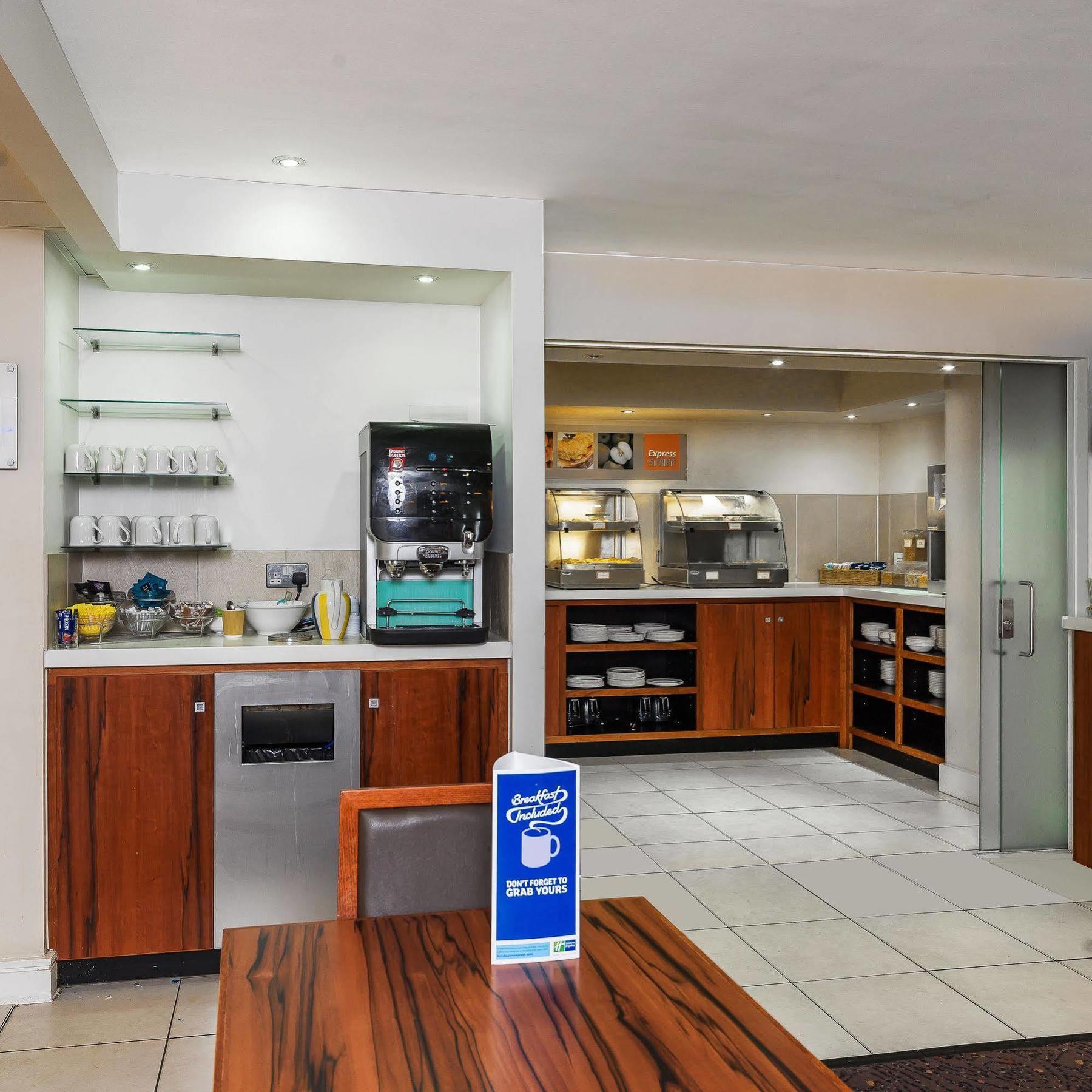 Holiday Inn Express London Gatwick Crawley, An Ihg Hotel Ngoại thất bức ảnh