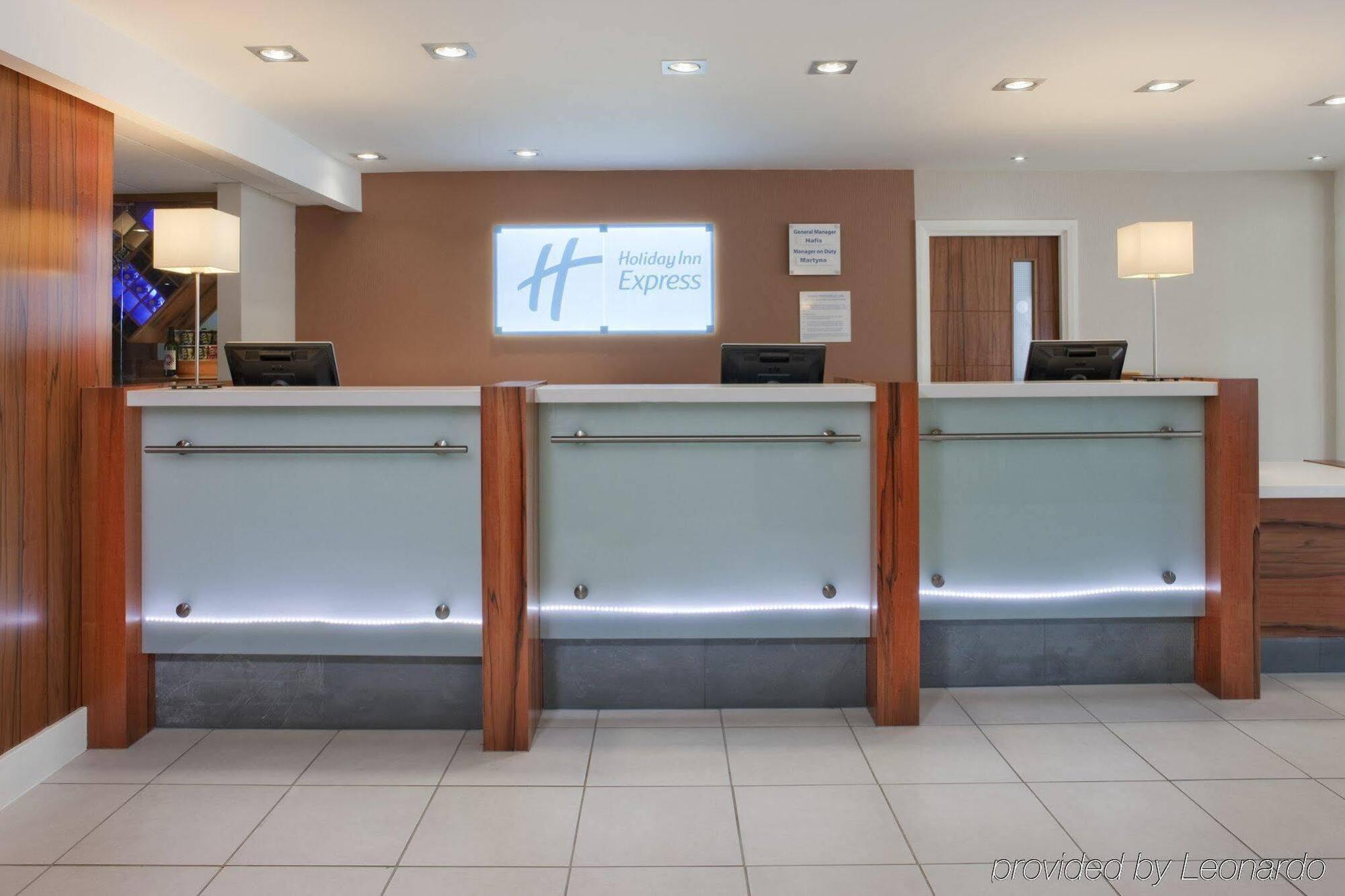 Holiday Inn Express London Gatwick Crawley, An Ihg Hotel Ngoại thất bức ảnh